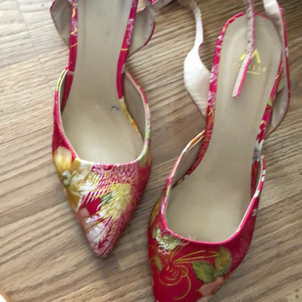 New Madison by Shoe Dazzle satin size 7 Pink